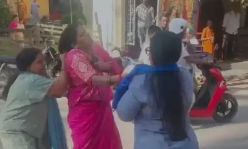 ಹಾಸನ | ಕೋಟ್ಯಂತರ ರೂ. ವಂಚನೆ ಆರೋಪ; ನಡುರಸ್ತೆಯಲ್ಲಿ ಮಹಿಳೆಗೆ ಥಳಿಸಿದ ದೃಶ್ಯ ವೈರಲ್