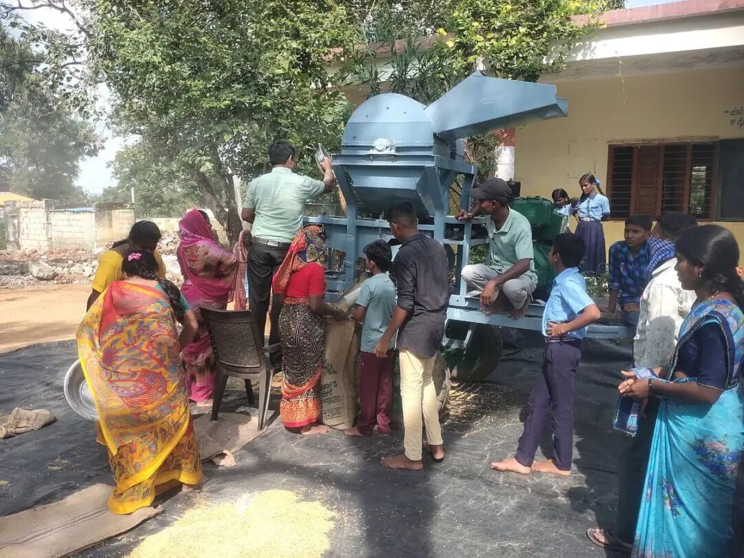 ಯಾದಗಿರಿ: ಹುಳು ಹಿಡಿದ ಶಾಲಾ ಬಿಸಿಯೂಟದ ಧಾನ್ಯಗಳನ್ನು ಸ್ವಚ್ಛಗೊಳಿಸಿದ ಶಿಕ್ಷಕರು