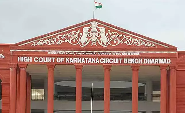 ಪೂರ್ವಾನುಮತಿ ಇಲ್ಲದೆ ಸಾರ್ವಜನಿಕ ಸ್ಥಳಗಳಲ್ಲಿ ಜನರ ಜಮಾವಣೆಗೆ ನಿರ್ಬಂಧ; ಸರಕಾರದ ಆದೇಶಕ್ಕೆ ಹೈಕೋರ್ಟ್ ಮಧ್ಯಂತರ ತಡೆಯಾಜ್ಞೆ