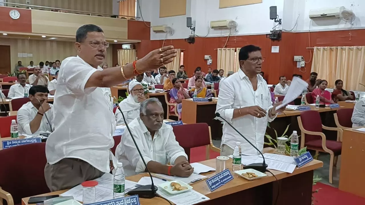 ರಾಯಚೂರು| ಮಹಾನಗರ ಪಾಲಿಕೆಯ ಸಾಮಾನ್ಯ ಸಭೆಯಲ್ಲಿ ರಸ್ತೆ ಗುಂಡಿಗಳ ಬಗ್ಗೆ ಚರ್ಚೆ; ಶಾಸಕ ಹಾಗೂ ಸದಸ್ಯರ ನಡುವೆ ವಾಗ್ವಾದ ರಾಯಚೂರು| ಮಹಾನಗರ ಪಾಲಿಕೆಯ ಸಾಮಾನ್ಯ ಸಭೆಯಲ್ಲಿ ರಸ್ತೆ ಗುಂಡಿಗಳ ಬಗ್ಗೆ ಚರ್ಚೆ; ಶಾಸಕ ಹಾಗೂ ಸದಸ್ಯರ ನಡುವೆ ವಾಗ್ವಾದ