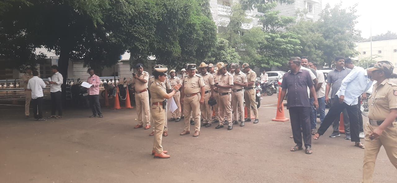 ಕಲಬುರಗಿ: ಚಿತ್ತಾಪುರ ಆರೆಸ್ಸೆಸ್ ಪಥಸಂಚಲನ ವಿವಾದ; ಬಿಗಿ  ಪೊಲೀಸ್ ಭದ್ರತೆಯೊಂದಿಗೆ  ಡಿಸಿ ಕಚೇರಿ ಆವರಣದಲ್ಲಿ ಶಾಂತಿ ಸಭೆ