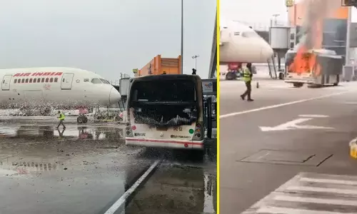 ದಿಲ್ಲಿ ವಿಮಾನ ನಿಲ್ದಾಣದಲ್ಲಿ ಏರ್ ಇಂಡಿಯಾ ವಿಮಾನದ ಪಕ್ಕದಲ್ಲೇ ಹೊತ್ತಿ ಉರಿದ ಬಸ್