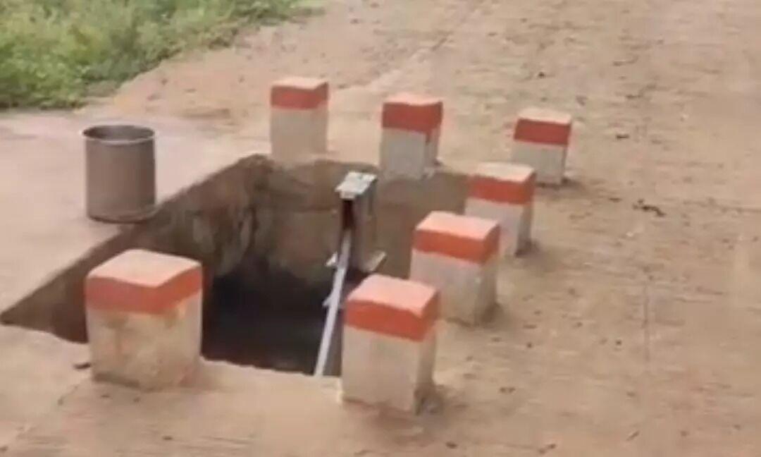 ಮಧ್ಯಪ್ರದೇಶ| 90 ಡಿಗ್ರಿ ರೈಲ್ವೆ ಮೇಲ್ಸೇತುವೆ ತಿರುವಿನ ವಿವಾದದ ನಂತರ ಈಗ ರಸ್ತೆಯ ಮಧ್ಯದಲ್ಲೇ ಕೈಪಂಪ್!