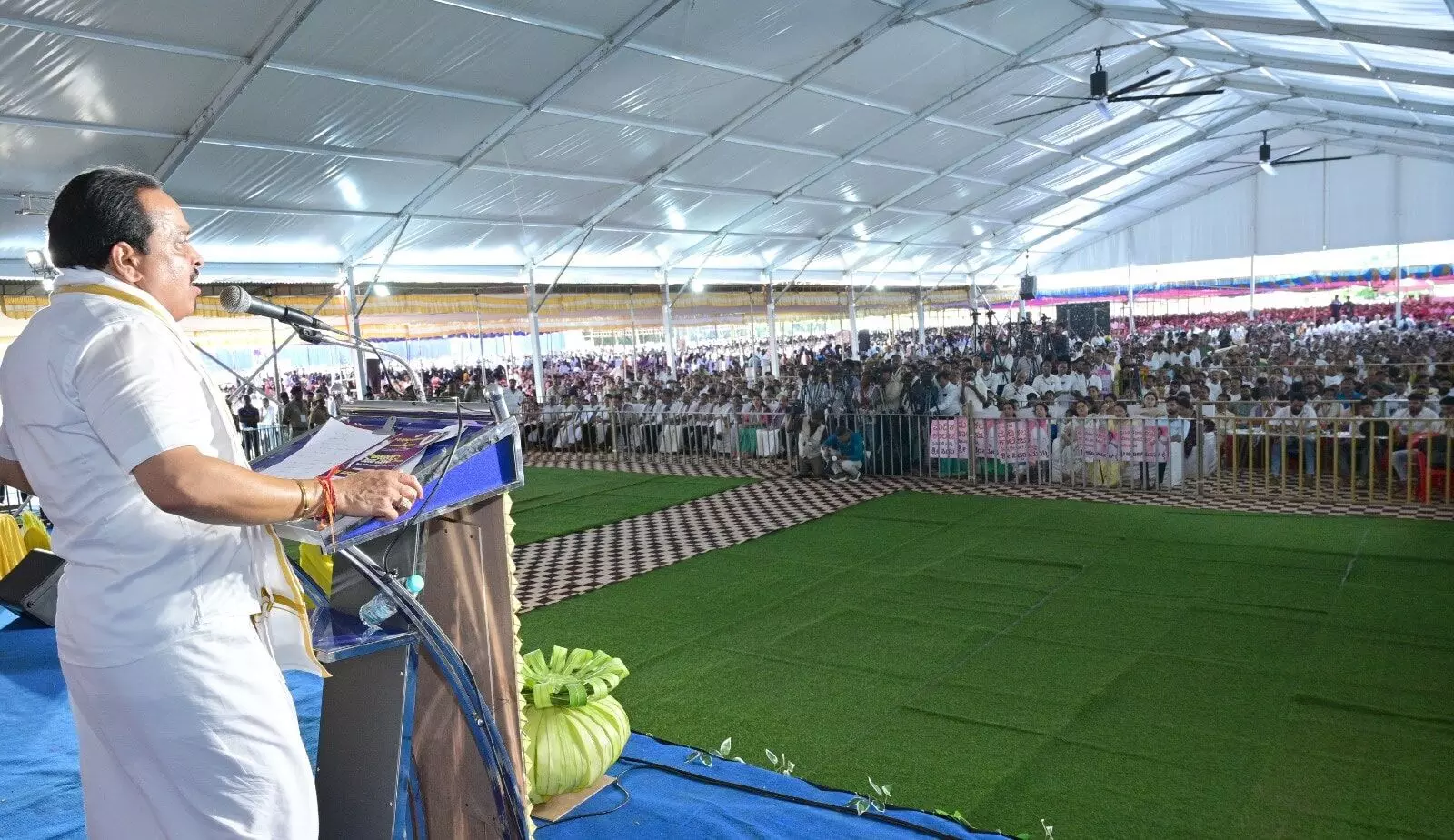 ಗ್ಯಾರಂಟಿ ಯೋಜನೆಗಳ ಜೊತೆಗೆ ಶಾಸಕರು ನಿಲ್ಲಲಿ ಗ್ಯಾರಂಟಿ ಯೋಜನೆಗಳ ಜೊತೆಗೆ ಶಾಸಕರು ನಿಲ್ಲಲಿ