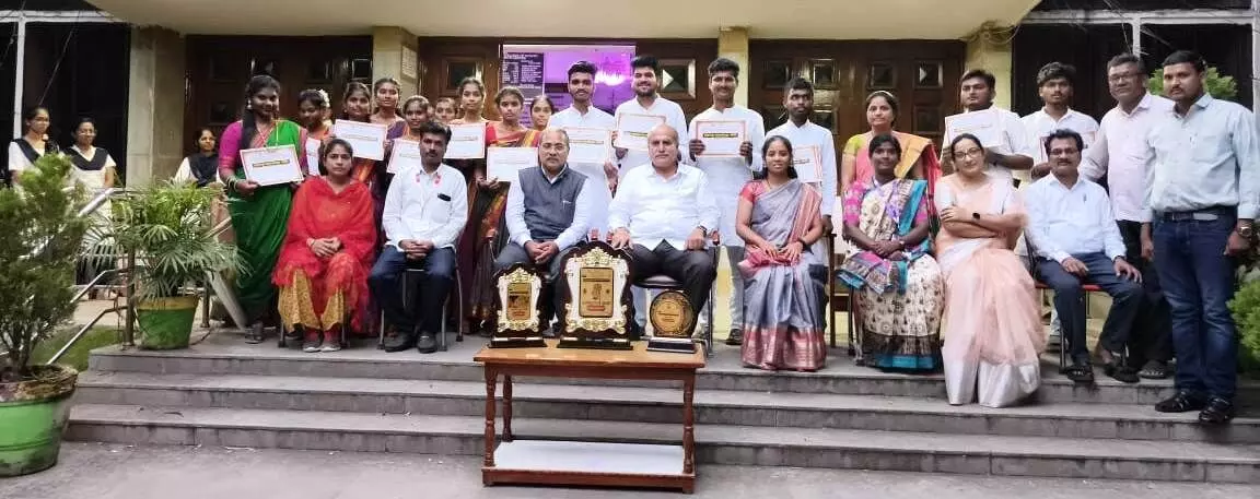 ಕಲಬುರಗಿ | ಯುವಜನೋತ್ಸವ ಸ್ಪರ್ಧೆಯಲ್ಲಿ ಶರಣಬಸವೇಶ್ವರ ಕಲಾ ಮಹಾ ವಿದ್ಯಾಲಯದ ವಿದ್ಯಾರ್ಥಿಗಳಿಗೆ ಪ್ರಶಸ್ತಿ ಕಲಬುರಗಿ | ಯುವಜನೋತ್ಸವ ಸ್ಪರ್ಧೆಯಲ್ಲಿ ಶರಣಬಸವೇಶ್ವರ ಕಲಾ ಮಹಾ ವಿದ್ಯಾಲಯದ ವಿದ್ಯಾರ್ಥಿಗಳಿಗೆ ಪ್ರಶಸ್ತಿ