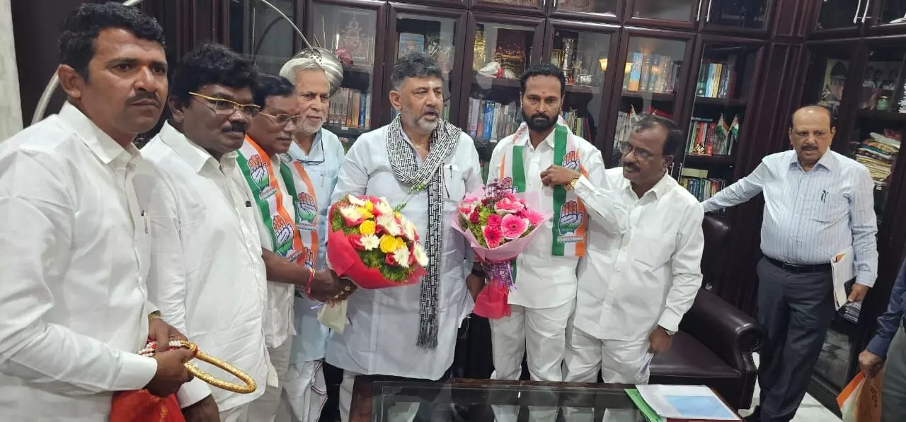 ಯಾದಗಿರಿ | ಬಿಜೆಪಿ ತೊರೆದು ಕಾಂಗ್ರೆಸ್ ಸೇರಿದ ಮುಖಂಡರು : ಪಕ್ಷಕ್ಕೆ ಬರಮಾಡಿಕೊಂಡ ಡಿಕೆಶಿ