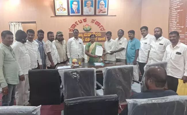 ರಾಯಚೂರು | ಸಮುದಾಯ ಭವನ, ನೂತನ ಹೈ ಟೆಕ್ ಗ್ರಂಥಾಲಯಕ್ಕೆ ಮೂಲಭೂತ ಸೌಕರ್ಯಕ್ಕೆ ಮನವಿ ರಾಯಚೂರು | ಸಮುದಾಯ ಭವನ, ನೂತನ ಹೈ ಟೆಕ್ ಗ್ರಂಥಾಲಯಕ್ಕೆ ಮೂಲಭೂತ ಸೌಕರ್ಯಕ್ಕೆ ಮನವಿ