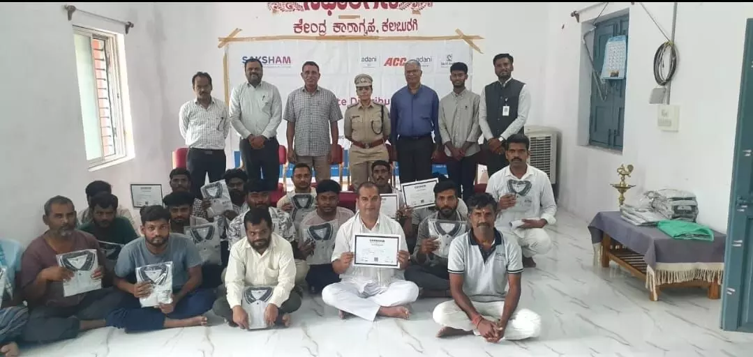 ಕಲಬುರಗಿ | ಕಾರಾಗೃಹದ ಕೈದಿಗಳಿಗೆ ಉಚಿತ ಕಂಪ್ಯೂಟರ್ ತರಬೇತಿಯ ಪ್ರಮಾಣ ಪತ್ರ, ನೂತನ ತರಬೇತಿದಾರರಿಗೆ ಕಿಟ್ ವಿತರಣೆ ಕಲಬುರಗಿ | ಕಾರಾಗೃಹದ ಕೈದಿಗಳಿಗೆ ಉಚಿತ ಕಂಪ್ಯೂಟರ್ ತರಬೇತಿಯ ಪ್ರಮಾಣ ಪತ್ರ, ನೂತನ ತರಬೇತಿದಾರರಿಗೆ ಕಿಟ್ ವಿತರಣೆ