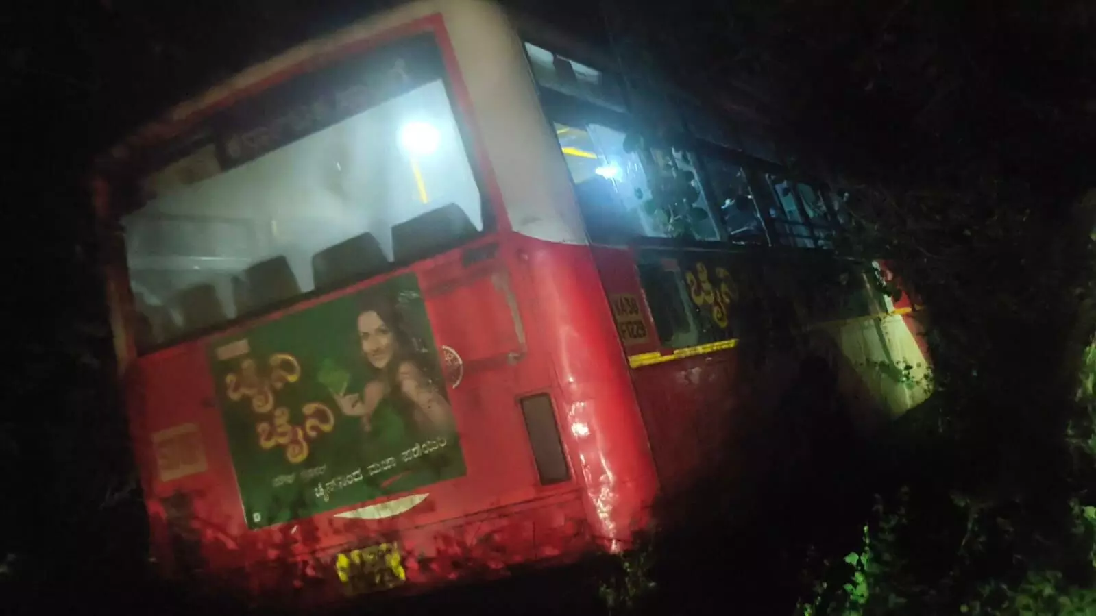 ಬೀದರ್ | ಬ್ರೇಕ್‌ ಫೈಲ್‌ನಿಂದ ಕೆಕೆಆರ್‌ಟಿಸಿ ಬಸ್ ಮರಕ್ಕೆ ಢಿಕ್ಕಿ : ಪ್ರಯಾಣಿಕರು ಪಾರು