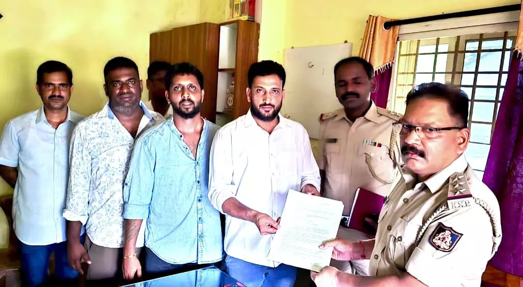 ಉಡುಪಿ: ವಸಂತ್ ಗಿಳಿಯಾರು ವಿರುದ್ಧ ಕ್ರಮಕ್ಕೆ ಯುವ ಕಾಂಗ್ರೆಸ್ ಮನವಿ ಉಡುಪಿ: ವಸಂತ್ ಗಿಳಿಯಾರು ವಿರುದ್ಧ ಕ್ರಮಕ್ಕೆ ಯುವ ಕಾಂಗ್ರೆಸ್ ಮನವಿ