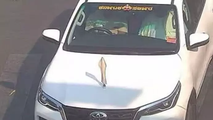 ಸಿಎಂ ಸಿದ್ದರಾಮಯ್ಯ ಕಾರಿನಲ್ಲೇ ಬಿಜೆಪಿ ನಾಯಕ ರವಿಕುಮಾರ್ ಪ್ರಯಾಣ; ಚರ್ಚೆಗೆ ಗ್ರಾಸ