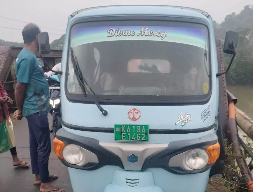 ಪಾಣೆಮಂಗಳೂರು: ಸೇತುವೆ ಮೇಲೆ ರಿಕ್ಷಾ ನಿಲ್ಲಿಸಿ ಚಾಲಕ ನಾಪತ್ತೆ ಪಾಣೆಮಂಗಳೂರು: ಸೇತುವೆ ಮೇಲೆ ರಿಕ್ಷಾ ನಿಲ್ಲಿಸಿ ಚಾಲಕ ನಾಪತ್ತೆ