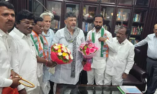 ಯಾದಗಿರಿ | ಬಿಜೆಪಿ ತೊರೆದು ಕಾಂಗ್ರೆಸ್ ಸೇರಿದ ಮುಖಂಡರು : ಪಕ್ಷಕ್ಕೆ ಬರಮಾಡಿಕೊಂಡ ಡಿಕೆಶಿ