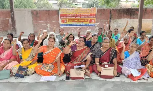 ರಾಯಚೂರು | ನಿವೃತ್ತ ಅಂಗನವಾಡಿ ಕಾರ್ಯಕರ್ತರಿಗೆ ಗ್ರಾಚ್ಯುಟಿ ನೀಡುವಂತೆ ಆಗ್ರಹಿಸಿ ಪ್ರತಿಭಟನೆ
