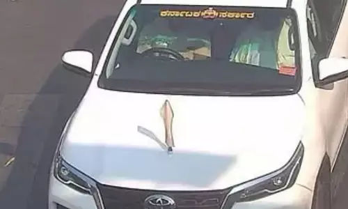 ಸಿಎಂ ಸಿದ್ದರಾಮಯ್ಯ ಕಾರಿನಲ್ಲೇ ಬಿಜೆಪಿ ನಾಯಕ ರವಿಕುಮಾರ್ ಪ್ರಯಾಣ; ಚರ್ಚೆಗೆ ಗ್ರಾಸ