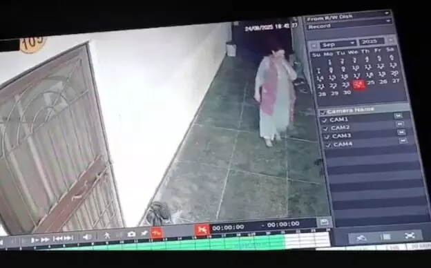 ಮಧ್ಯಪ್ರದೇಶ | ಸ್ನೇಹಿತೆಯ ಮನೆಯಿಂದ 2 ಲಕ್ಷ ರೂ. ಕಳ್ಳತನ ಮಾಡಿದ ಡಿಎಸ್ಪಿ: ಸಿಸಿಟಿವಿಯಲ್ಲಿ ಸೆರೆ, ಅಧಿಕಾರಿ ಪರಾರಿ ಮಧ್ಯಪ್ರದೇಶ | ಸ್ನೇಹಿತೆಯ ಮನೆಯಿಂದ 2 ಲಕ್ಷ ರೂ. ಕಳ್ಳತನ ಮಾಡಿದ ಡಿಎಸ್ಪಿ: ಸಿಸಿಟಿವಿಯಲ್ಲಿ ಸೆರೆ, ಅಧಿಕಾರಿ ಪರಾರಿ