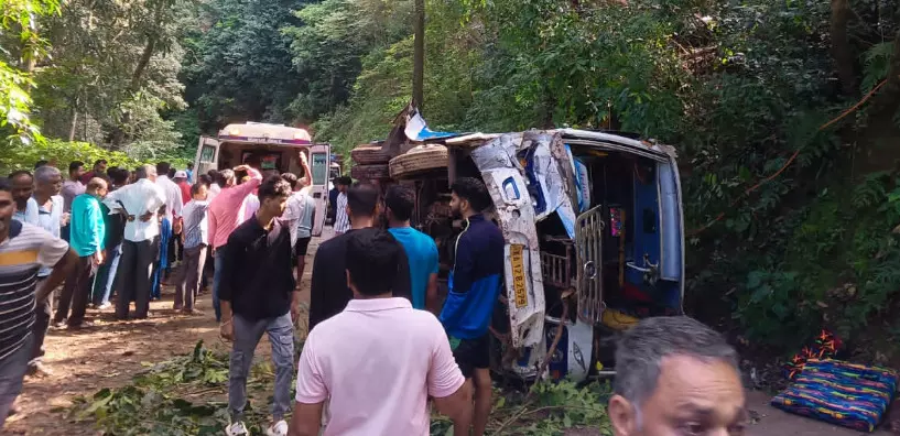 ಹಾಸನ | ಮದುವೆಗೆ ತೆರಳುತ್ತಿದ್ದ ಮಿನಿ ಬಸ್ ಪಲ್ಟಿ :  20ಕ್ಕೂ ಹೆಚ್ಚು ಮಂದಿಗೆ ಗಾಯ
