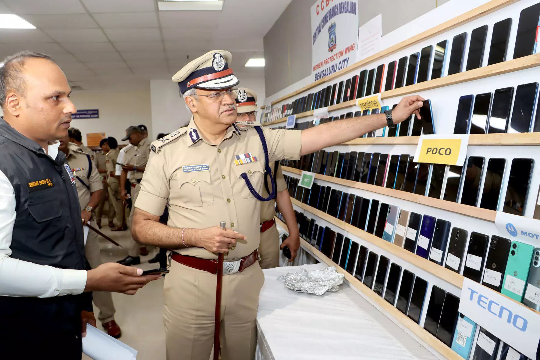 ಬೆಂಗಳೂರು| ನಗರಾದ್ಯಂತ ಮೊಬೈಲ್ ಕಳ್ಳತನ ಪ್ರಕರಣ: 1949 ಮೊಬೈಲ್ ಫೋನ್‍ಗಳು ವಶ, 42 ಆರೋಪಿಗಳ ಬಂಧನ