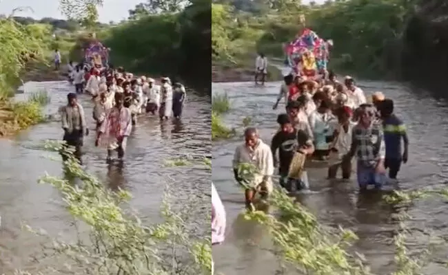 ರಾಯಚೂರು | ಮಲ್ಲಟ ಗ್ರಾಮದಲ್ಲಿ ಶವಸಂಸ್ಕಾರಕ್ಕೆ ದಾರಿ ಇಲ್ಲದ ದುಸ್ಥಿತಿ; ಹಳ್ಳದ ನೀರಿನಲ್ಲಿ ಮೃತದೇಹ ಹೊತ್ತು ಸಾಗಿದ ದಲಿತರು ರಾಯಚೂರು | ಮಲ್ಲಟ ಗ್ರಾಮದಲ್ಲಿ ಶವಸಂಸ್ಕಾರಕ್ಕೆ ದಾರಿ ಇಲ್ಲದ ದುಸ್ಥಿತಿ; ಹಳ್ಳದ ನೀರಿನಲ್ಲಿ ಮೃತದೇಹ ಹೊತ್ತು ಸಾಗಿದ ದಲಿತರು