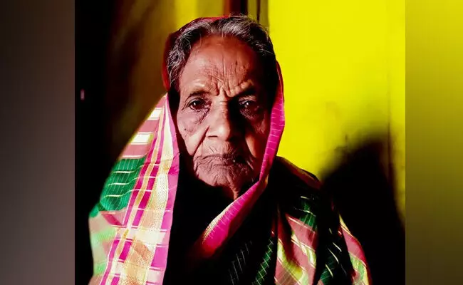 ವಿಜಯನಗರ | 104 ವರ್ಷದ ಸೂಲಗಿತ್ತಿ ಈರಮ್ಮಗೆ ʼʼಕನ್ನಡ ರಾಜ್ಯೋತ್ಸವ ಪ್ರಶಸ್ತಿʼ ವಿಜಯನಗರ | 104 ವರ್ಷದ ಸೂಲಗಿತ್ತಿ ಈರಮ್ಮಗೆ ʼʼಕನ್ನಡ ರಾಜ್ಯೋತ್ಸವ ಪ್ರಶಸ್ತಿʼ