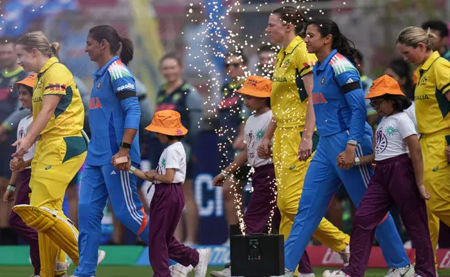 ಮಹಿಳೆಯರ ವಿಶ್ವಕಪ್ | ಕಪ್ಪು ತೋಳುಪಟ್ಟಿ ಧರಿಸಿ ಆಡಿದ ಭಾರತ, ಆಸ್ಟ್ರೇಲಿಯದ ಆಟಗಾರ್ತಿಯರು ಮಹಿಳೆಯರ ವಿಶ್ವಕಪ್ | ಕಪ್ಪು ತೋಳುಪಟ್ಟಿ ಧರಿಸಿ ಆಡಿದ ಭಾರತ, ಆಸ್ಟ್ರೇಲಿಯದ ಆಟಗಾರ್ತಿಯರು