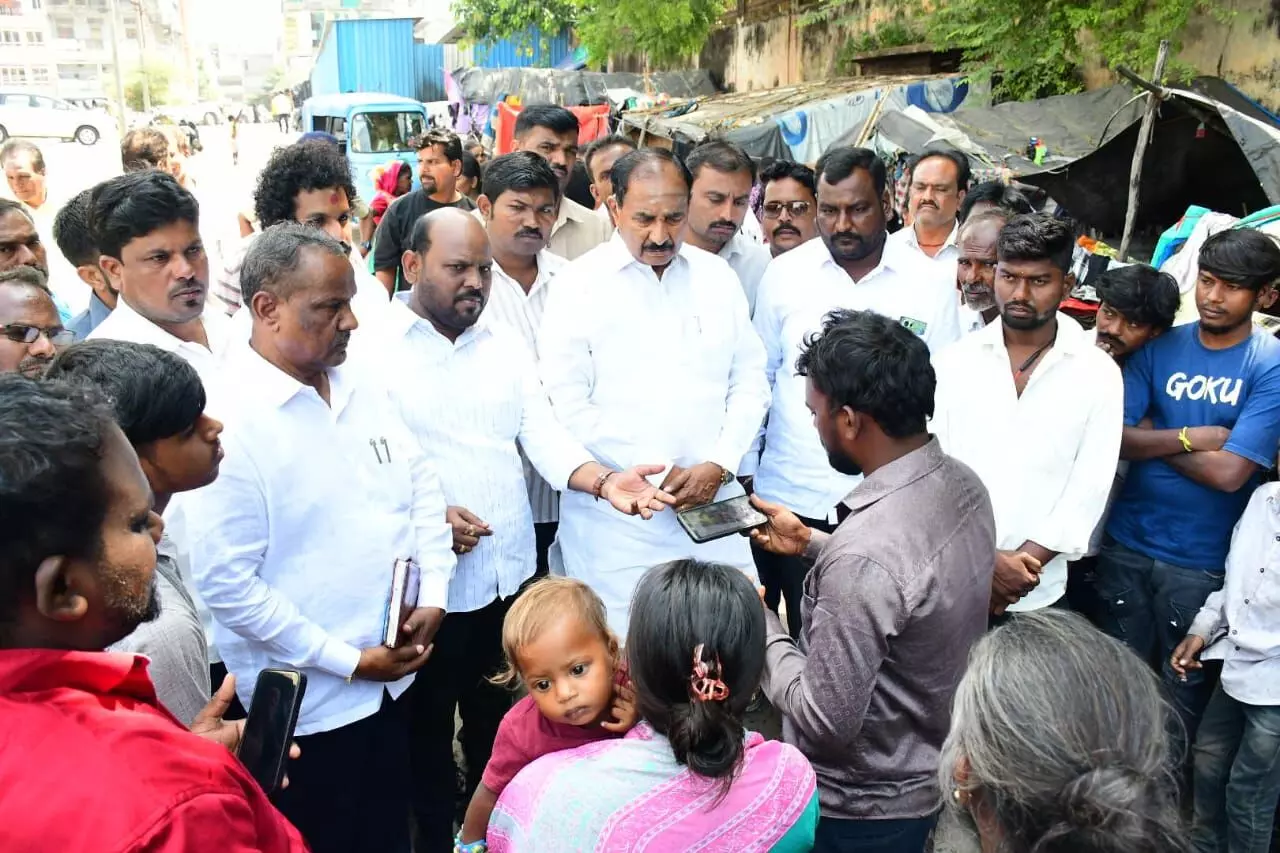 ಮೈಸೂರಿನಲ್ಲಿ ಮೃತಪಟ್ಟ ಬಾಲಕಿಯ ಕುಟುಂಬಕ್ಕೆ ಶಾಸಕ ಅಲ್ಲಂಪ್ರಭು ಪಾಟೀಲ್ 5 ಲಕ್ಷ ರೂ. ಗಳ ಚೆಕ್ ವಿತರಣೆ ಮೈಸೂರಿನಲ್ಲಿ ಮೃತಪಟ್ಟ ಬಾಲಕಿಯ ಕುಟುಂಬಕ್ಕೆ ಶಾಸಕ ಅಲ್ಲಂಪ್ರಭು ಪಾಟೀಲ್ 5 ಲಕ್ಷ ರೂ. ಗಳ ಚೆಕ್ ವಿತರಣೆ