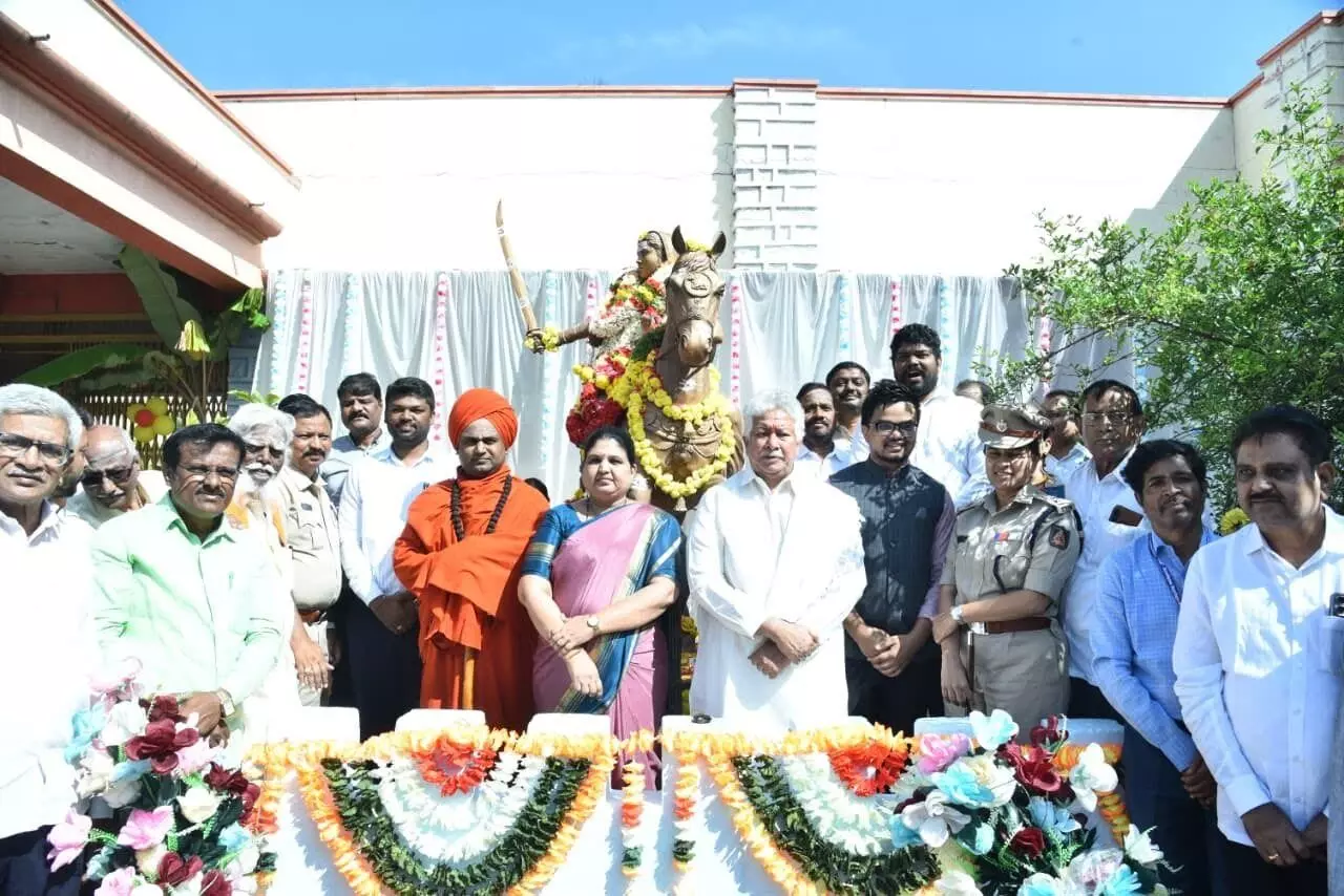 ವಿಜಯನಗರ | ವೀರವನಿತೆ ಕಿತ್ತೂರು ರಾಣಿ ಚೆನ್ನಮ್ಮ ಸ್ವಾಭಿಮಾನದ ಸಂಕೇತ : ಬಸವಲಿಂಗ ಮಹಾಸ್ವಾಮೀಜಿ ವಿಜಯನಗರ | ವೀರವನಿತೆ ಕಿತ್ತೂರು ರಾಣಿ ಚೆನ್ನಮ್ಮ ಸ್ವಾಭಿಮಾನದ ಸಂಕೇತ : ಬಸವಲಿಂಗ ಮಹಾಸ್ವಾಮೀಜಿ