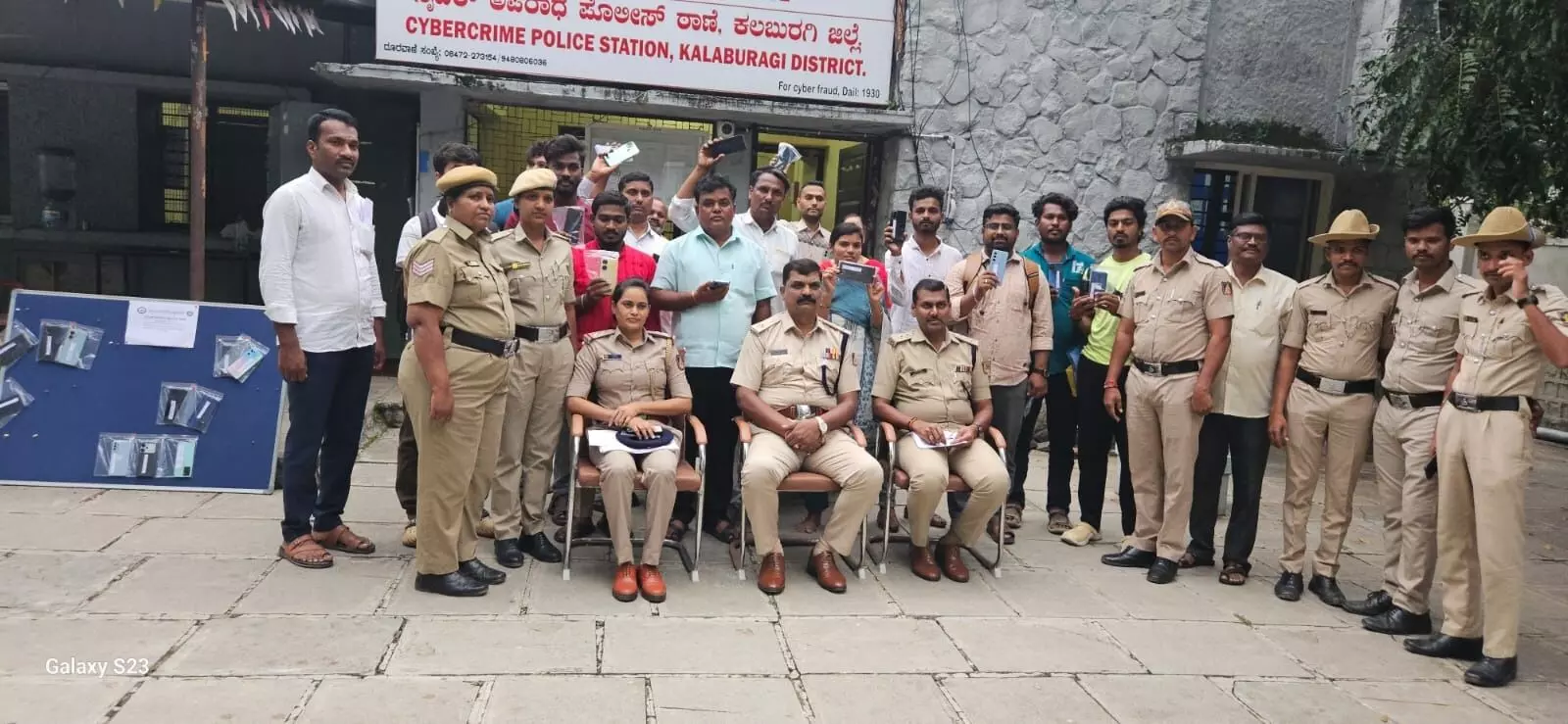 ಕಲಬುರಗಿ | 4.25 ಲಕ್ಷ ರೂ. ಮೌಲ್ಯದ 25 ಮೊಬೈಲ್ಗಳು ಪತ್ತೆ : ವಾರಸುದಾರರಿಗೆ ಹಸ್ತಾಂತರ ಕಲಬುರಗಿ | 4.25 ಲಕ್ಷ ರೂ. ಮೌಲ್ಯದ 25 ಮೊಬೈಲ್ಗಳು ಪತ್ತೆ : ವಾರಸುದಾರರಿಗೆ ಹಸ್ತಾಂತರ