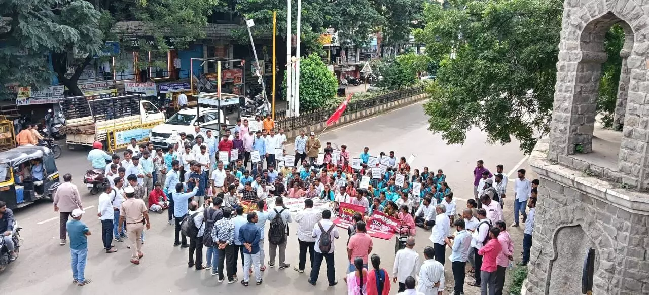 ಕಲಬುರಗಿ | ಬಿಎಡ್ ಫಲಿತಾಂಶ ಪ್ರಕಟಿಸುವಂತೆ ಆಗ್ರಹಿಸಿ ವಿದ್ಯಾರ್ಥಿಗಳಿಂದ ಪ್ರತಿಭಟನೆ ಕಲಬುರಗಿ | ಬಿಎಡ್ ಫಲಿತಾಂಶ ಪ್ರಕಟಿಸುವಂತೆ ಆಗ್ರಹಿಸಿ ವಿದ್ಯಾರ್ಥಿಗಳಿಂದ ಪ್ರತಿಭಟನೆ