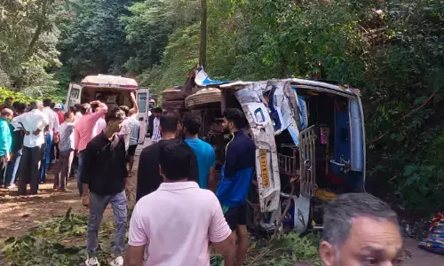 ಹಾಸನ | ಮದುವೆಗೆ ತೆರಳುತ್ತಿದ್ದ ಮಿನಿ ಬಸ್ ಪಲ್ಟಿ :  20ಕ್ಕೂ ಹೆಚ್ಚು ಮಂದಿಗೆ ಗಾಯ