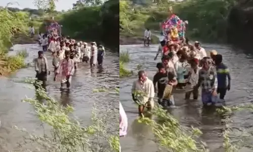 ರಾಯಚೂರು | ಮಲ್ಲಟ ಗ್ರಾಮದಲ್ಲಿ ಶವಸಂಸ್ಕಾರಕ್ಕೆ ದಾರಿ ಇಲ್ಲದ ದುಸ್ಥಿತಿ; ಹಳ್ಳದ ನೀರಿನಲ್ಲಿ ಮೃತದೇಹ ಹೊತ್ತು ಸಾಗಿದ ದಲಿತರು