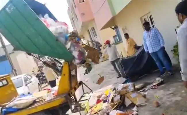 ಬೆಂಗಳೂರು: ಎಲ್ಲೆಂದರಲ್ಲಿ ಕಸ ಎಸೆದ 218 ಮನೆಗಳ ಮುಂದೆ ಕಸ ಸುರಿದು 2.80 ಲಕ್ಷ ರೂ. ದಂಡ ಸಂಗ್ರಹ ಬೆಂಗಳೂರು: ಎಲ್ಲೆಂದರಲ್ಲಿ ಕಸ ಎಸೆದ 218 ಮನೆಗಳ ಮುಂದೆ ಕಸ ಸುರಿದು 2.80 ಲಕ್ಷ ರೂ. ದಂಡ ಸಂಗ್ರಹ