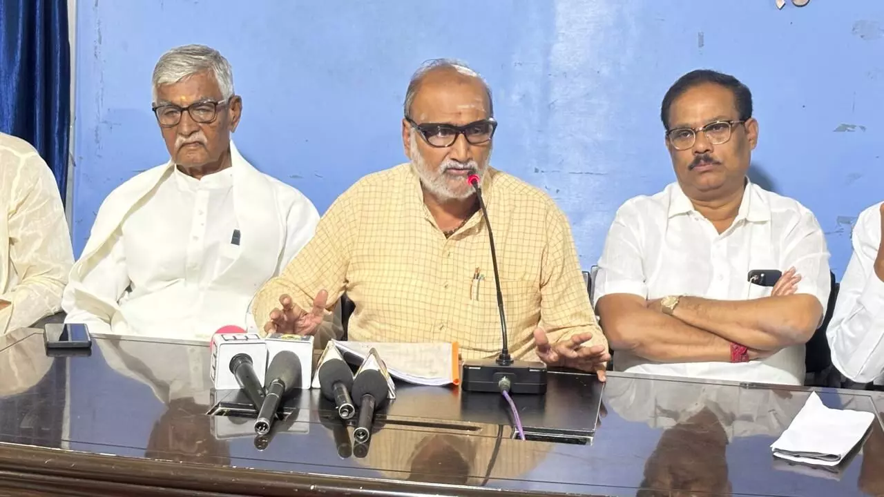 ರಾಯಚೂರು | ಜಿಲ್ಲೆಯ ರೈತರಿಗೆ ಎರಡನೇ ಬೆಳೆಗೆ ನೀರು ನೀಡಲು ಸಾಧ್ಯವಿಲ್ಲ ಎಂಬ ರಾಜ್ಯ ಸರಕಾರದ ಹೇಳಿಕೆ ಖಂಡನೀಯ : ಮಾಜಿ ಸಚಿವ ವೆಂಕಟರಾವ್ ನಾಡಗೌಡ ರಾಯಚೂರು | ಜಿಲ್ಲೆಯ ರೈತರಿಗೆ ಎರಡನೇ ಬೆಳೆಗೆ ನೀರು ನೀಡಲು ಸಾಧ್ಯವಿಲ್ಲ ಎಂಬ ರಾಜ್ಯ ಸರಕಾರದ ಹೇಳಿಕೆ ಖಂಡನೀಯ : ಮಾಜಿ ಸಚಿವ ವೆಂಕಟರಾವ್ ನಾಡಗೌಡ