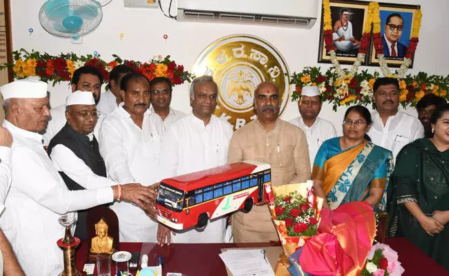 ಕಲಬುರಗಿ | ಕಲ್ಯಾಣ ಕರ್ನಾಟಕ ರಸ್ತೆ ಸಾರಿಗೆ ನಿಗಮದ ಅಧ್ಯಕ್ಷರಾಗಿ ಅರುಣಕುಮಾರ ಪಾಟೀಲ್ ಅಧಿಕಾರ ಸ್ವೀಕಾರ ಕಲಬುರಗಿ | ಕಲ್ಯಾಣ ಕರ್ನಾಟಕ ರಸ್ತೆ ಸಾರಿಗೆ ನಿಗಮದ ಅಧ್ಯಕ್ಷರಾಗಿ ಅರುಣಕುಮಾರ ಪಾಟೀಲ್ ಅಧಿಕಾರ ಸ್ವೀಕಾರ