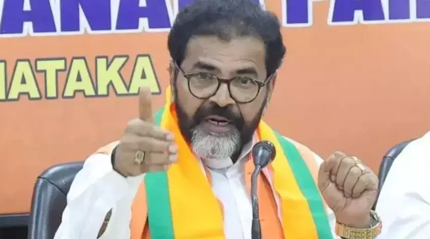 ನನ್ನ ನಿವಾಸಕ್ಕೆ ಭದ್ರತೆ ಕಲ್ಪಿಸಲು ಸೂಚಿಸಿ; ಸಭಾಪತಿಗೆ ಛಲವಾದಿ ನಾರಾಯಣಸ್ವಾಮಿ ಪತ್ರ ನನ್ನ ನಿವಾಸಕ್ಕೆ ಭದ್ರತೆ ಕಲ್ಪಿಸಲು ಸೂಚಿಸಿ; ಸಭಾಪತಿಗೆ ಛಲವಾದಿ ನಾರಾಯಣಸ್ವಾಮಿ ಪತ್ರ