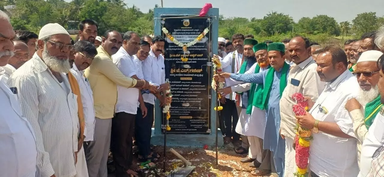 ಬಳ್ಳಾರಿ | ಅಲ್ಪಸಂಖ್ಯಾತರ ಮೊರಾರ್ಜಿ ದೇಸಾಯಿ ವಸತಿ ಶಾಲೆ ಕಟ್ಟಡ ಕಾಮಗಾರಿಗೆ ಶಾಸಕ ಗಣೇಶ ಶಂಕುಸ್ಥಾಪನೆ