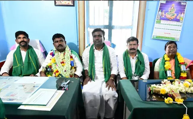 ಬಳ್ಳಾರಿ | ಕಂಪ್ಲಿ ತಾಲೂಕು ವ್ಯವಸಾಯೋತ್ಪನ್ನ ಮಾರಾಟ ಸಹಕಾರ ಸಂಘದ ನೂತನ ಅಧ್ಯಕ್ಷರಾಗಿ ಕಡೆಮನೆ ನಾಗರಾಜ, ಉಪಾಧ್ಯಕ್ಷರಾಗಿ ಜಿ.ಅಯ್ಯಮ್ಮ ಅವಿರೋಧ ಆಯ್ಕೆ