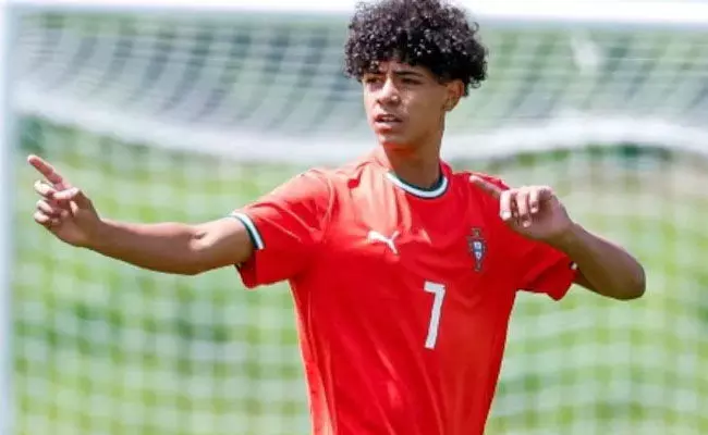 ಪೋರ್ಚುಗಲ್ ಅಂಡರ್-16 ತಂಡದಲ್ಲಿ ಚೊಚ್ಚಲ ಪಂದ್ಯವನ್ನಾಡಿದ ರೊನಾಲ್ಡೊ ಪುತ್ರ ಸ್ಯಾಂಟೋಸ್ ಪೋರ್ಚುಗಲ್ ಅಂಡರ್-16 ತಂಡದಲ್ಲಿ ಚೊಚ್ಚಲ ಪಂದ್ಯವನ್ನಾಡಿದ ರೊನಾಲ್ಡೊ ಪುತ್ರ ಸ್ಯಾಂಟೋಸ್