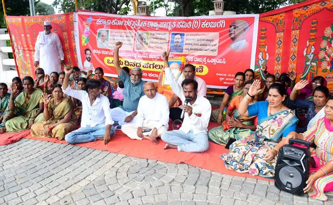 ಕಲಬುರಗಿ | ಕಲ್ಯಾಣ ಕರ್ನಾಟಕ ಪ್ರತ್ಯೇಕ ರಾಜ್ಯ ಹೋರಾಟ ಸಮಿತಿಯಿಂದ   ಪ್ರತ್ಯೇಕ ರಾಜ್ಯಕ್ಕಾಗಿ ಅಹೋರಾತ್ರಿ ಧರಣಿ