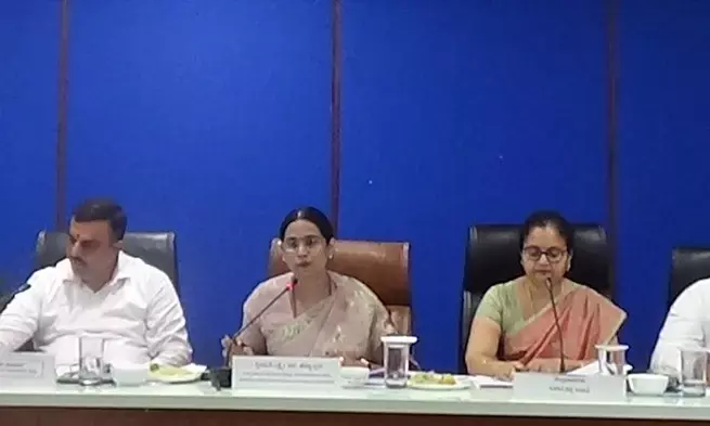 ಪಟ್ಟಾಭೂಮಿಯಲ್ಲಿ ಕೆಂಪು ಕಲ್ಲುಗಣಿಗಾರಿಕೆಗೆ ಅರಣ್ಯ ಇಲಾಖೆ ಆಕ್ಷೇಪ: ಉಸ್ತುವಾರಿ ಸಚಿವರಿಂದ ತರಾಟೆ