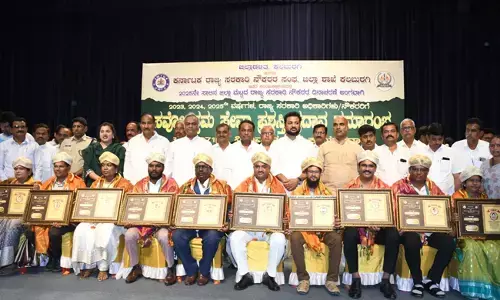 ಕಲಬುರಗಿ | ಸರಕಾರಿ ನೌಕರರ ದಿನಾಚರಣೆ, ಸರ್ವೋತ್ತಮ ಪ್ರಶಸ್ತಿ ಪ್ರದಾನ