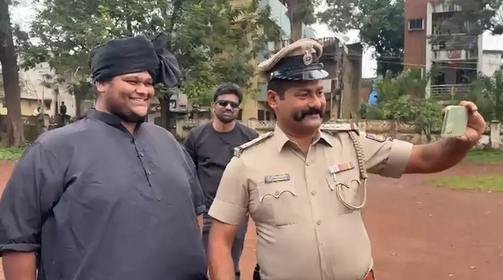 ಬೆಳಗಾವಿ | ಎಂಇಎಸ್ ಮುಖಂಡನ ಜತೆ ಪೊಲೀಸ್ ಇನ್ಸ್ಪೆಕ್ಟರ್ ಸೆಲ್ಫಿ : ವ್ಯಾಪಕ ಆಕ್ರೋಶ ಬೆಳಗಾವಿ | ಎಂಇಎಸ್ ಮುಖಂಡನ ಜತೆ ಪೊಲೀಸ್ ಇನ್ಸ್ಪೆಕ್ಟರ್ ಸೆಲ್ಫಿ : ವ್ಯಾಪಕ ಆಕ್ರೋಶ