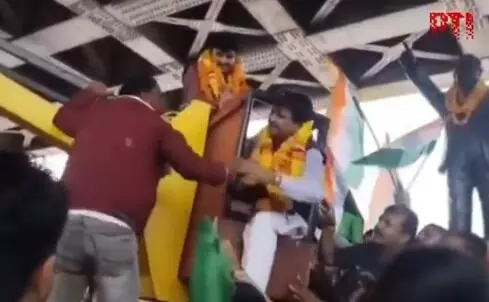 ಮಧ್ಯಪ್ರದೇಶ | ಅರ್ಧದಲ್ಲೇ ಕೆಟ್ಟು ನಿಂತ ಕ್ರೇನ್: ಆಪರೇಟರ್ ಗೆ ಕಪಾಳಮೋಕ್ಷ ಮಾಡಿದ ಬಿಜೆಪಿ ಸಂಸದ ಮಧ್ಯಪ್ರದೇಶ | ಅರ್ಧದಲ್ಲೇ ಕೆಟ್ಟು ನಿಂತ ಕ್ರೇನ್: ಆಪರೇಟರ್ ಗೆ ಕಪಾಳಮೋಕ್ಷ ಮಾಡಿದ ಬಿಜೆಪಿ ಸಂಸದ