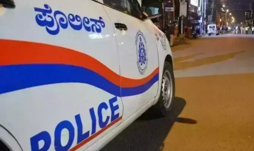 ರೇವ್ ಪಾರ್ಟಿ ಮೇಲೆ ಪೊಲೀಸರ ದಾಳಿ: 35 ಯುವತಿಯರು ಸಹಿತ 150ಕ್ಕೂ ಅಧಿಕ ಮಂದಿ ವಶಕ್ಕೆ ರೇವ್ ಪಾರ್ಟಿ ಮೇಲೆ ಪೊಲೀಸರ ದಾಳಿ: 35 ಯುವತಿಯರು ಸಹಿತ 150ಕ್ಕೂ ಅಧಿಕ ಮಂದಿ ವಶಕ್ಕೆ