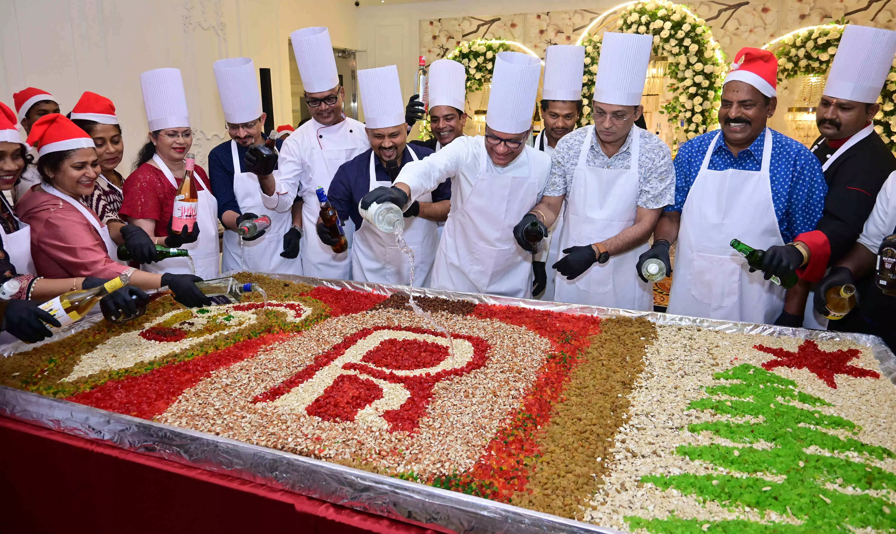 ಕ್ರಿಸ್ಮಸ್ ಕೇಕ್ ತಯಾರಿಕೆಗೆ ಮಿಕ್ಸಿಂಗ್ ಕಾರ್ಯಕ್ಕೆ ಚಾಲನೆ ಕ್ರಿಸ್ಮಸ್ ಕೇಕ್ ತಯಾರಿಕೆಗೆ ಮಿಕ್ಸಿಂಗ್ ಕಾರ್ಯಕ್ಕೆ ಚಾಲನೆ