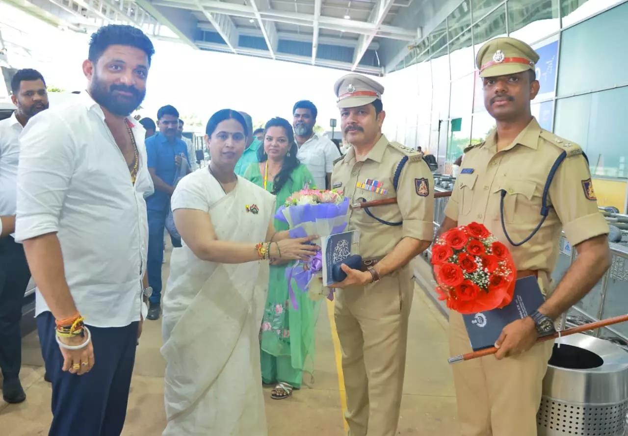 ಡಿಜಿಟಲ್ ಅರೆಸ್ಟ್ ವಂಚನೆ ತಡೆದ ಪೊಲೀಸರನ್ನು ಅಭಿನಂದಿಸಿದ ಸಚಿವೆ ಲಕ್ಷ್ಮೀ ಹೆಬ್ಬಾಳ್ಕರ್ ಡಿಜಿಟಲ್ ಅರೆಸ್ಟ್ ವಂಚನೆ ತಡೆದ ಪೊಲೀಸರನ್ನು ಅಭಿನಂದಿಸಿದ ಸಚಿವೆ ಲಕ್ಷ್ಮೀ ಹೆಬ್ಬಾಳ್ಕರ್