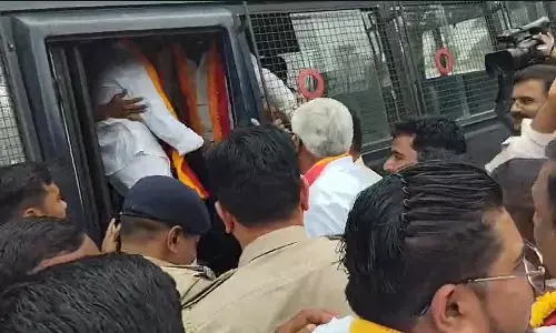 ಬೆಳಗಾವಿ | ಎಂಇಎಸ್ ಸಭೆ ನಡೆಸಲಿರುವ ಸ್ಥಳಕ್ಕೆ ನುಗ್ಗಲು ಯತ್ನಿಸಿದ 50 ಕ್ಕೂ ಹೆಚ್ಚು ಕನ್ನಡ ಹೋರಾಟಗಾರರು ವಶಕ್ಕೆ