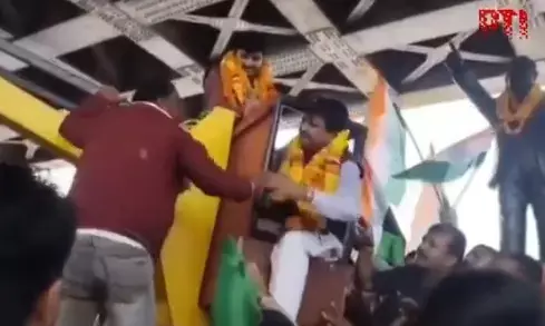 ಮಧ್ಯಪ್ರದೇಶ | ಅರ್ಧದಲ್ಲೇ ಕೆಟ್ಟು ನಿಂತ ಕ್ರೇನ್: ಆಪರೇಟರ್ ಗೆ ಕಪಾಳಮೋಕ್ಷ ಮಾಡಿದ ಬಿಜೆಪಿ ಸಂಸದ