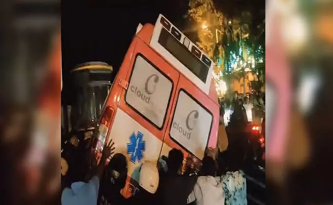 ಬೆಂಗಳೂರು | ದ್ವಿಚಕ್ರ ವಾಹನಕ್ಕೆ ಆಂಬ್ಯುಲೆನ್ಸ್ ಢಿಕ್ಕಿ; ದಂಪತಿ ಮೃತ್ಯು ಬೆಂಗಳೂರು | ದ್ವಿಚಕ್ರ ವಾಹನಕ್ಕೆ ಆಂಬ್ಯುಲೆನ್ಸ್ ಢಿಕ್ಕಿ; ದಂಪತಿ ಮೃತ್ಯು