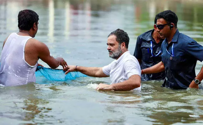 ಬಿಹಾರ | ಮೀನುಗಾರರ ಜೊತೆ ಕೆರೆಗೆ ಜಿಗಿದು ಈಜಿದ ರಾಹುಲ್ ಗಾಂಧಿ ಬಿಹಾರ | ಮೀನುಗಾರರ ಜೊತೆ ಕೆರೆಗೆ ಜಿಗಿದು ಈಜಿದ ರಾಹುಲ್ ಗಾಂಧಿ
